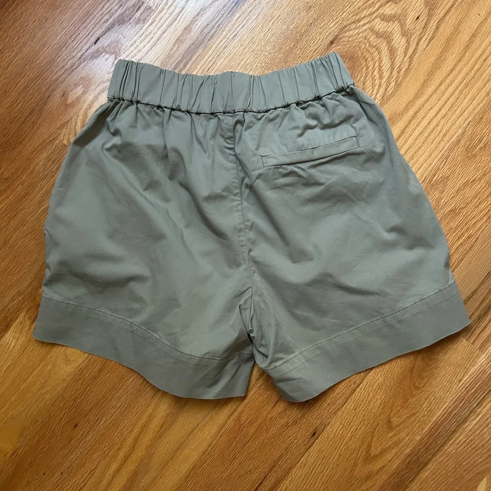 Everlane Easy Shorts in Sage Green - Picture 2 of 3